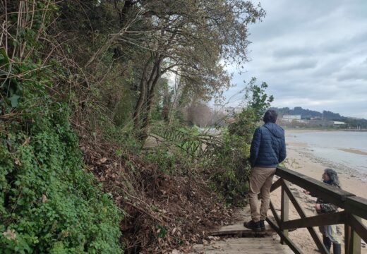 Un desprendemento de terra ocasiona danos na pasarela de madeira de San Valentín